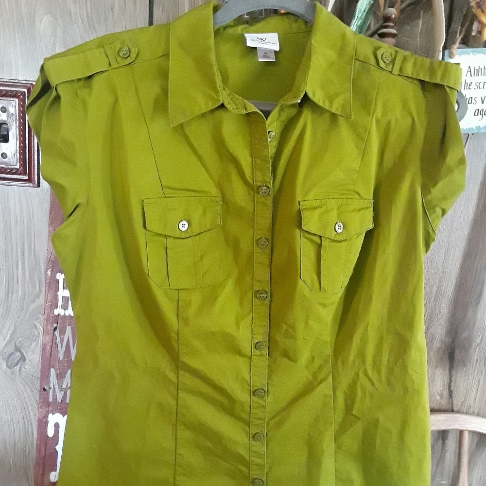Army Green sleeveless button up blouse Medium